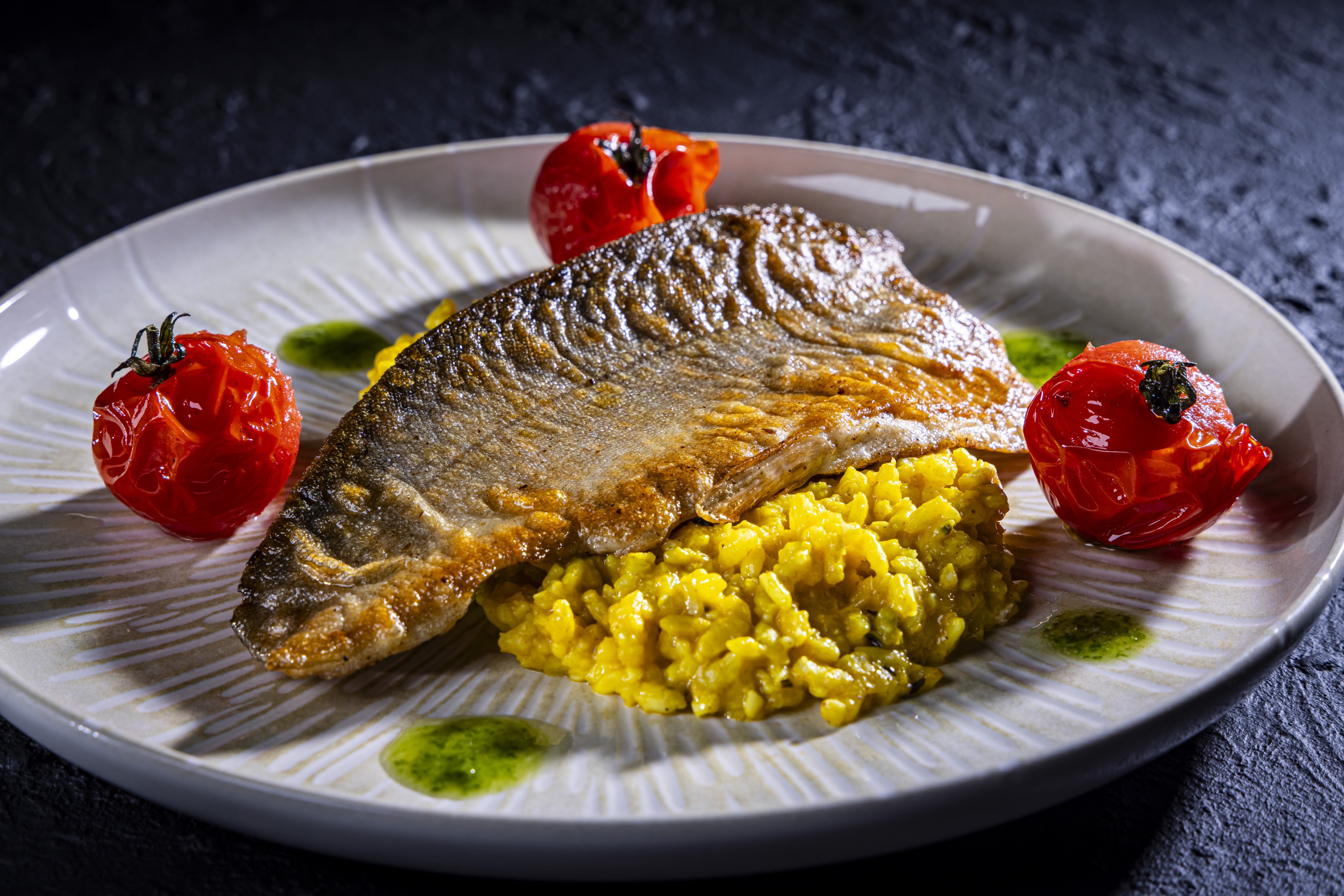 Gebratener Fisch auf Safranrisotto