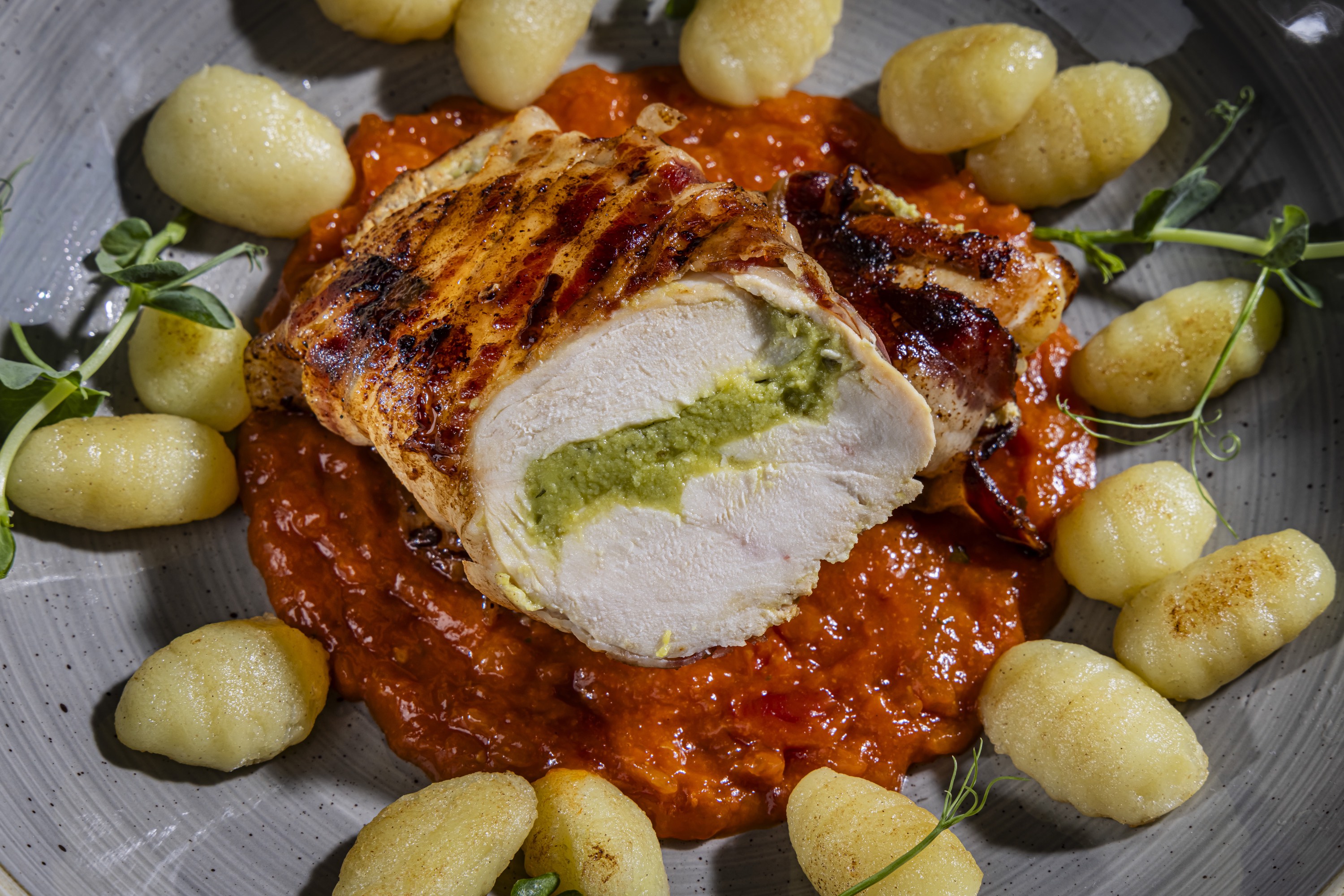 Gefüllte Hühnerbrust auf Tomatensugo