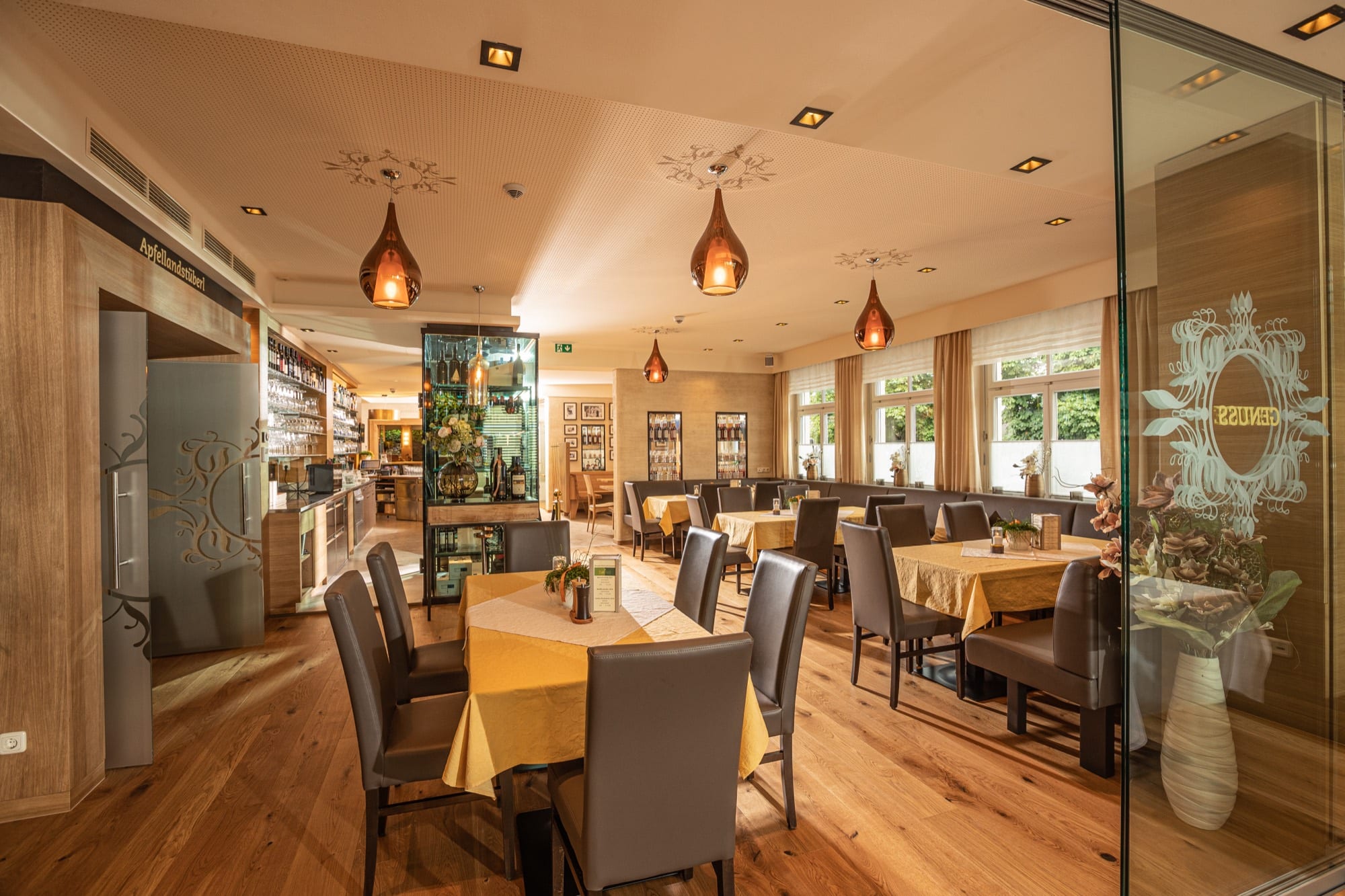 Das Restaurant, Blick über die eingedeckten Tische
