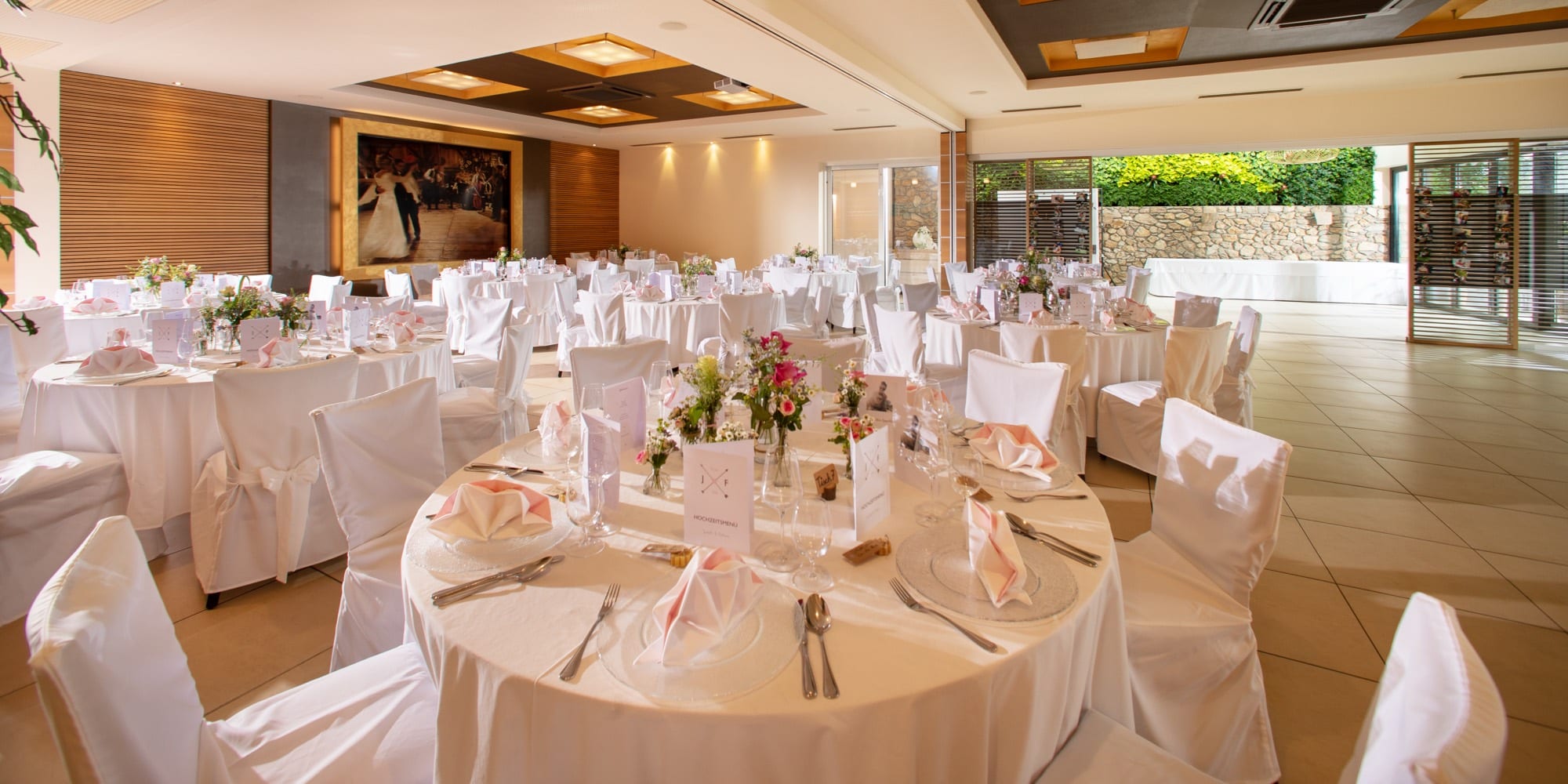 Der gedeckte Saal vor einer Hochzeit