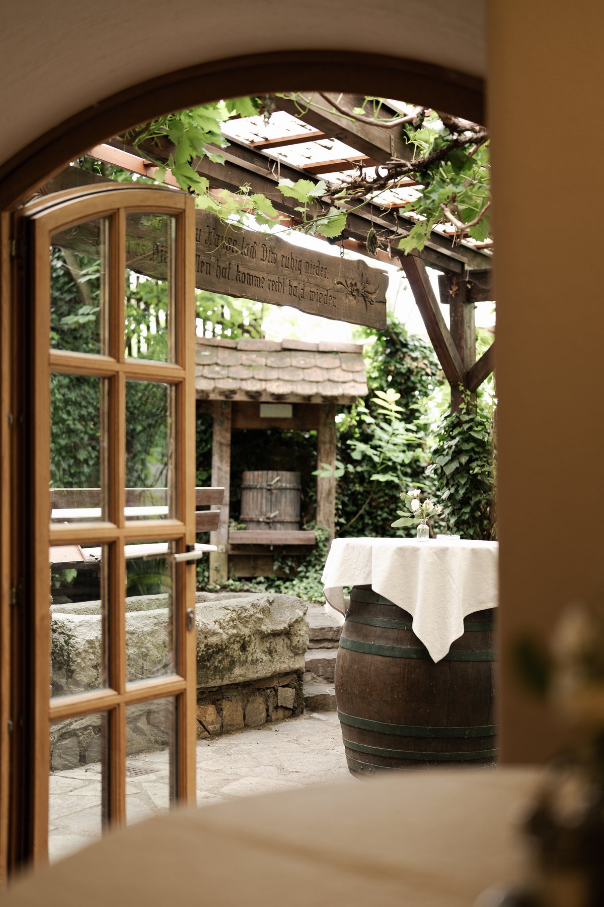 Durch die offene Holztür in den Innenhof