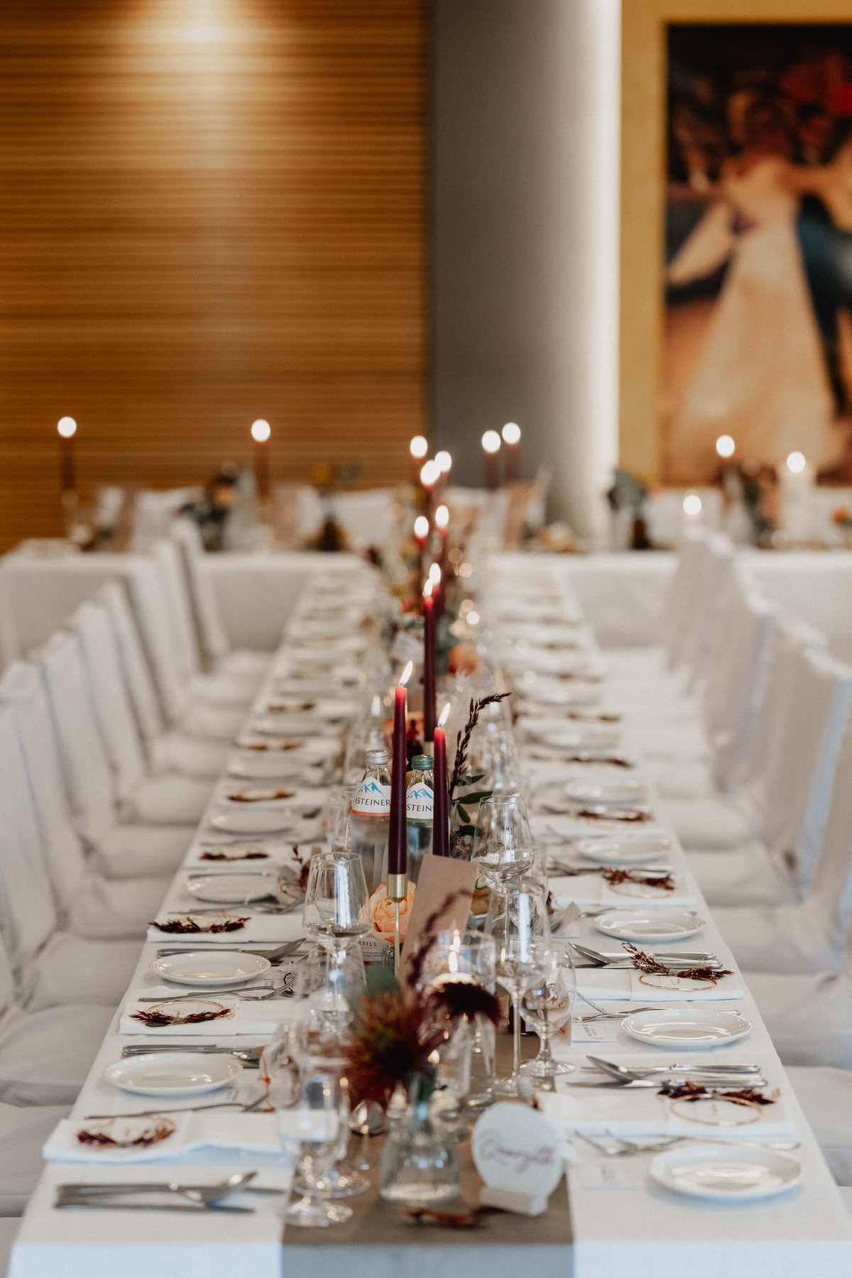 Die lange Tafel im Saal mit Kerzen gedeckt