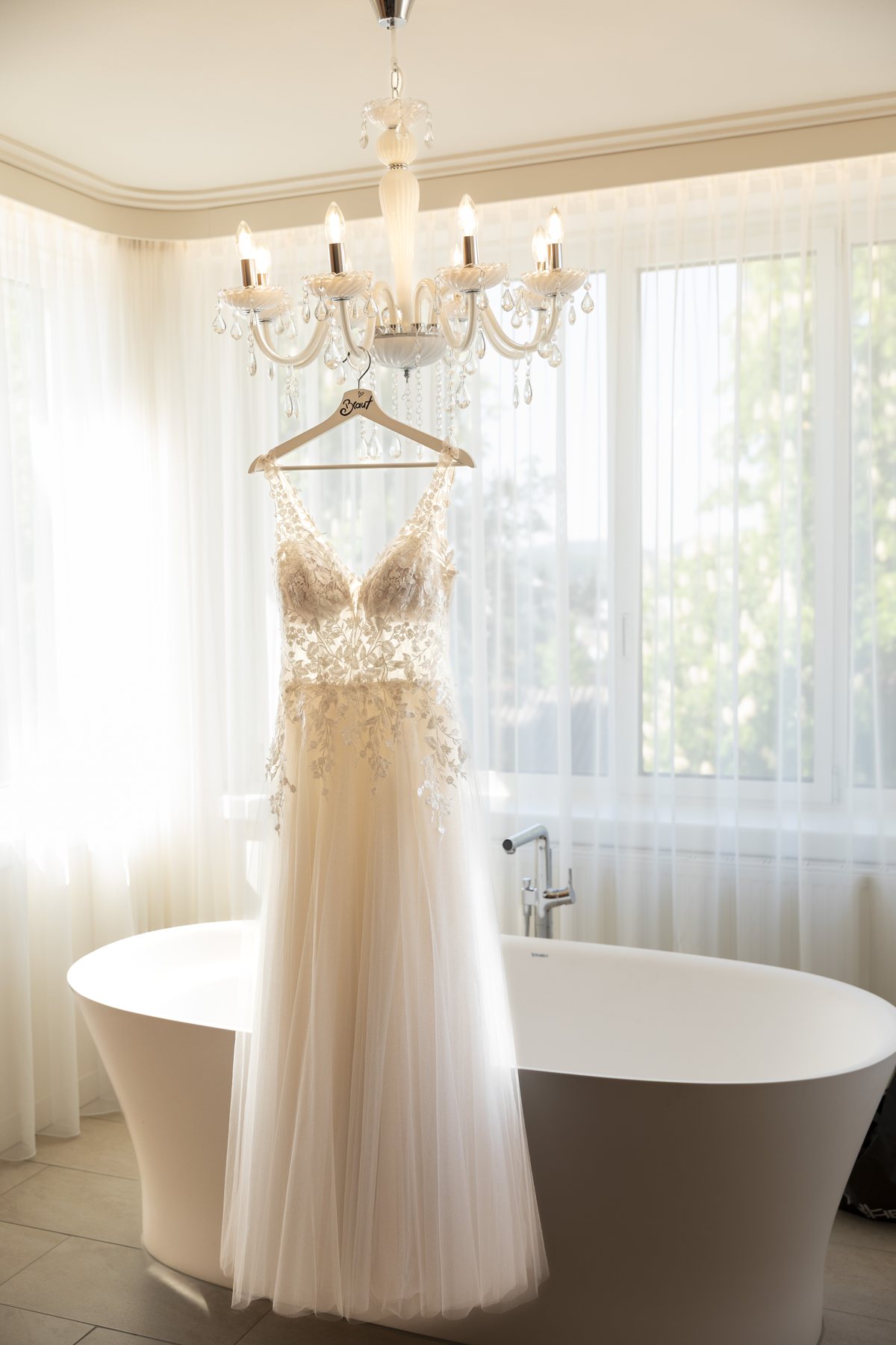 Das Brautkleid hängt am Morgen in der Suite