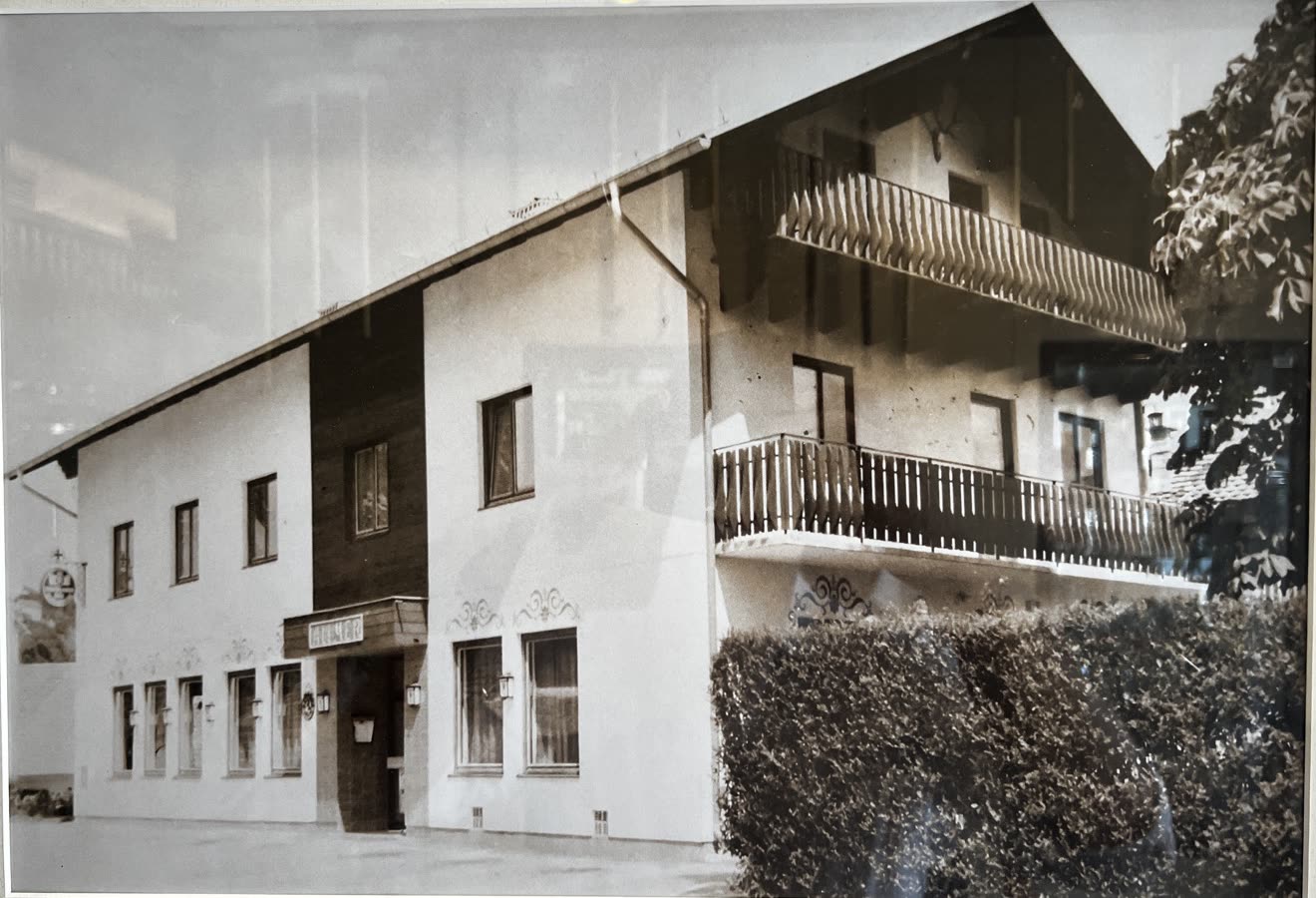 Der Neubau · Rahmenfoto aus dem Haus